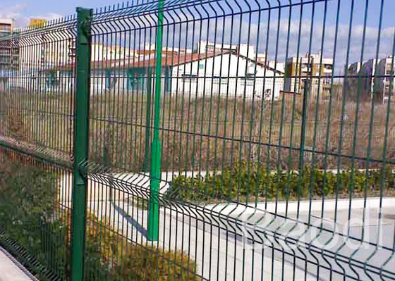 A baixa cerca V da rede de arame do ferro do carbono deu forma para a zona Sightseeing/supermercado