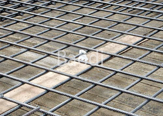 O aço em barra da linha que reforça a rede de arame soldou 200 x 200 milímetros para a construção do túnel