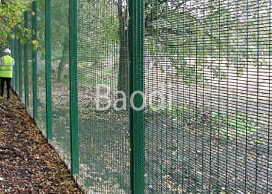 O PVC verde revestiu a anti escalada que cerca os painéis com a malha que abre 3" o × 0,5" calibre do × 8