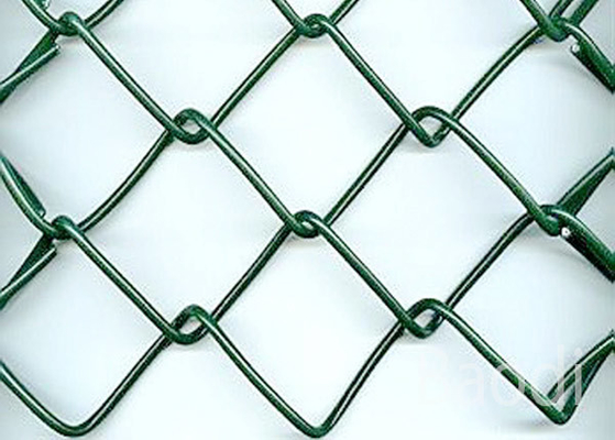 Da cerca verde da malha do elo de corrente do estádio tela revestida do PVC com superfície plana