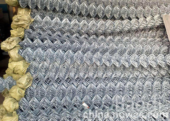 Fio de aço carbono tecido galvanizado da cerca da malha do elo de corrente com furos do diamante