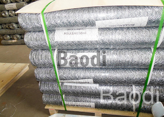 As aves domésticas cercam a oxidação revestida Pvc da rede de arame da galinha resistente com torção reta