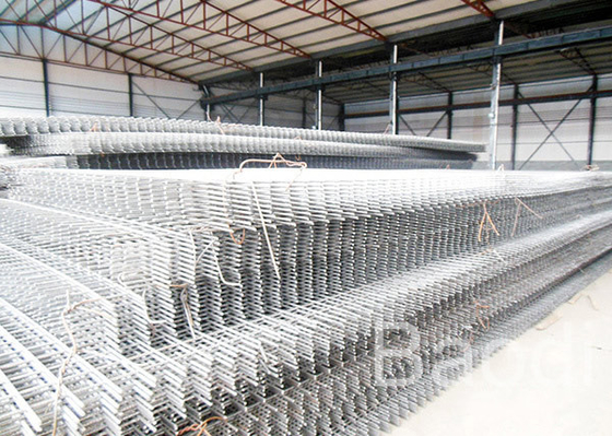 O concreto da barra soldado reforçando os painéis de rede de arame racha a abertura resistente da malha de 150mm