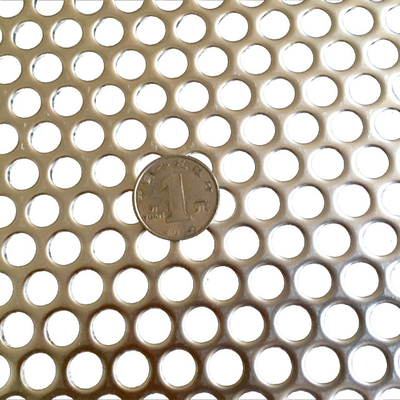 Espessura personalizável Painéis de aço perforados fortes Opções para barreiras metálicas de segurança de acabamento liso